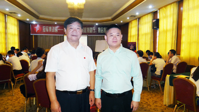 飛龍醫(yī)療董事長(zhǎng)張新民與主講老師趙濱合影