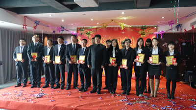 飛龍醫(yī)療董事長和2014年度先進個人合影