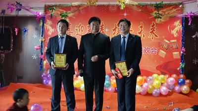 飛龍醫(yī)療董事長張新民給優(yōu)秀領導頒獎并合影