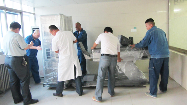 鄢陵縣中醫(yī)院相關領導現場驗收飛龍醫(yī)療外星艙非手術脊柱減壓系統(tǒng) 