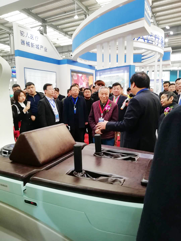 客戶圍觀了解飛龍醫(yī)療外星艙 客戶圍觀了解飛龍醫(yī)療外星艙