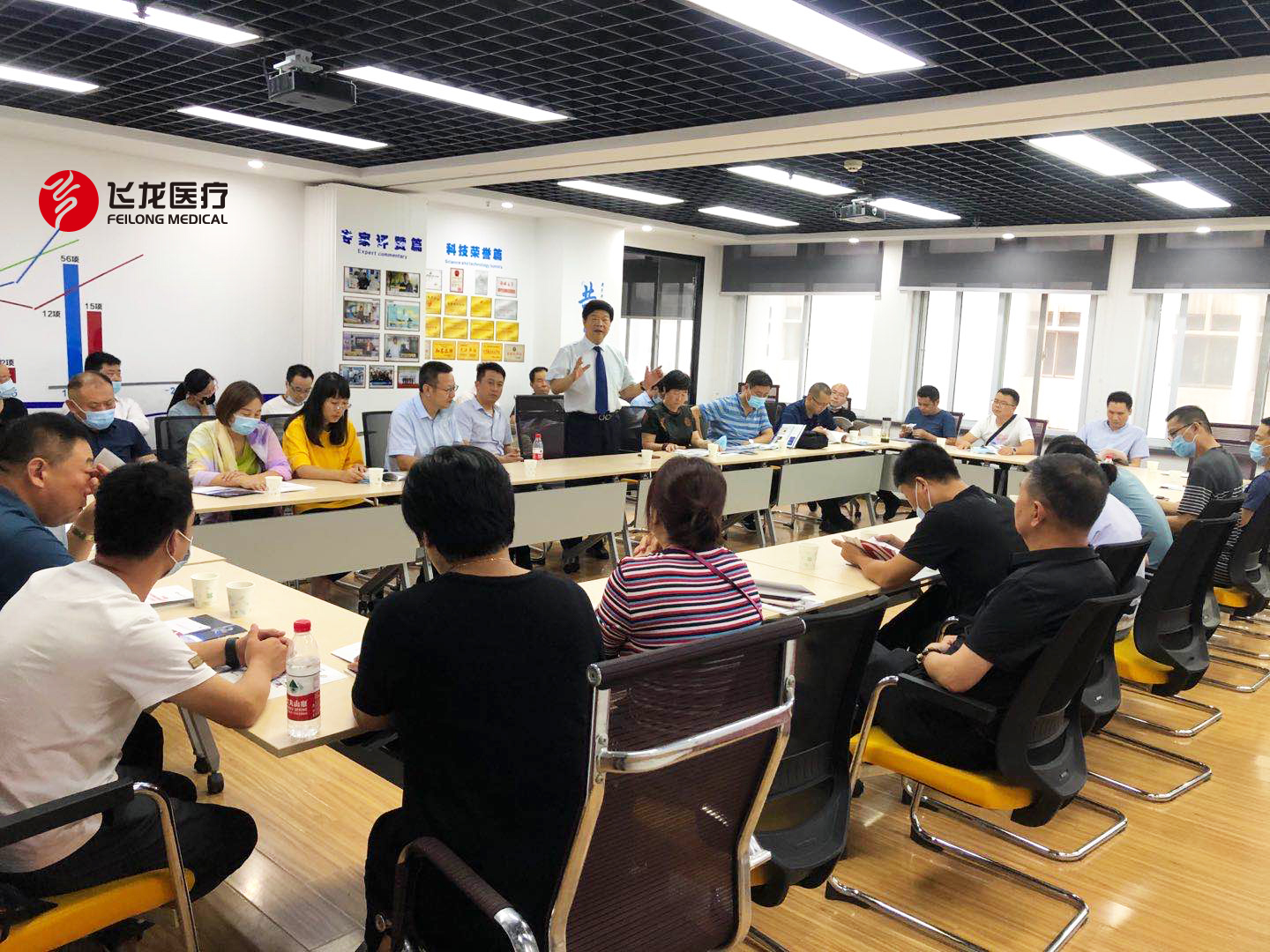 飛龍醫(yī)療董事長(zhǎng)張新民講解外星艙 飛龍醫(yī)療董事長(zhǎng)張新民講解外星艙